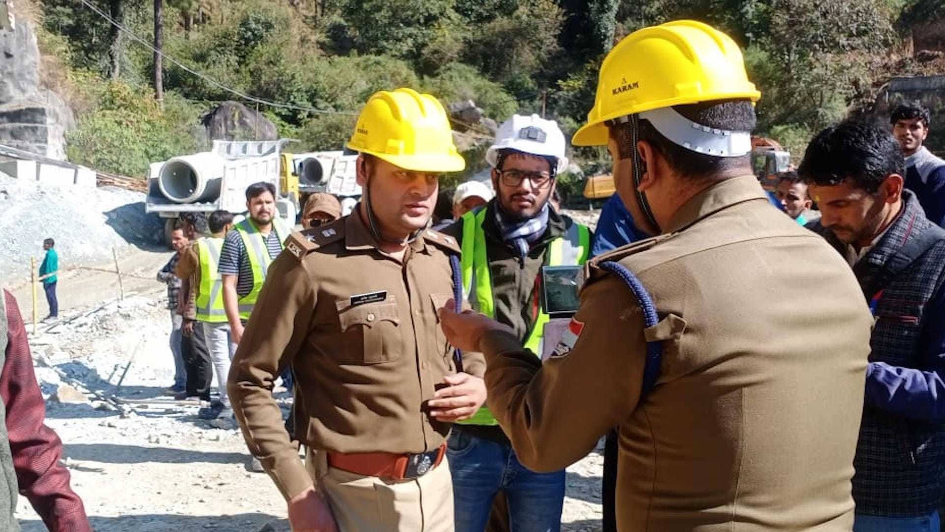 Uttarkashi Tunnel Collapse Landslide Talked to workers trapped in tunnel through walkie-talkie all safe