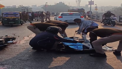 Road accident in Varanasi: Bike collides with the railing on the Ghat bridge in front, one youth died