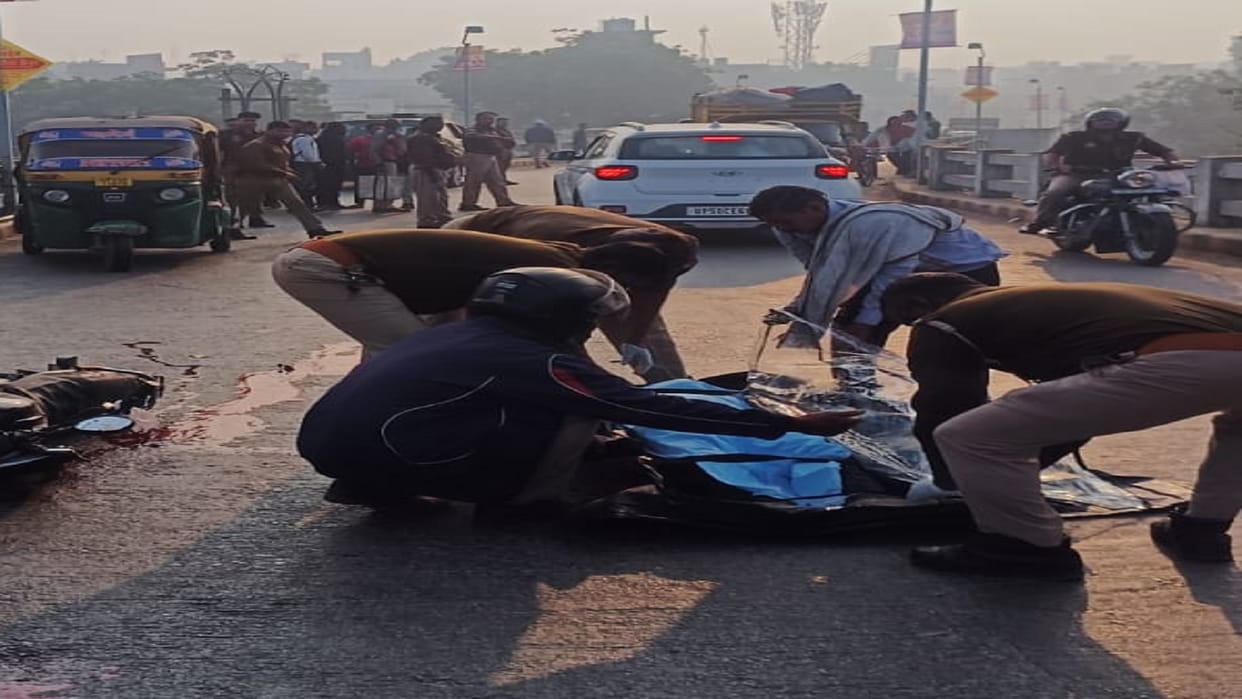 Road accident in Varanasi: Bike collides with the railing on the Ghat bridge in front, one youth died