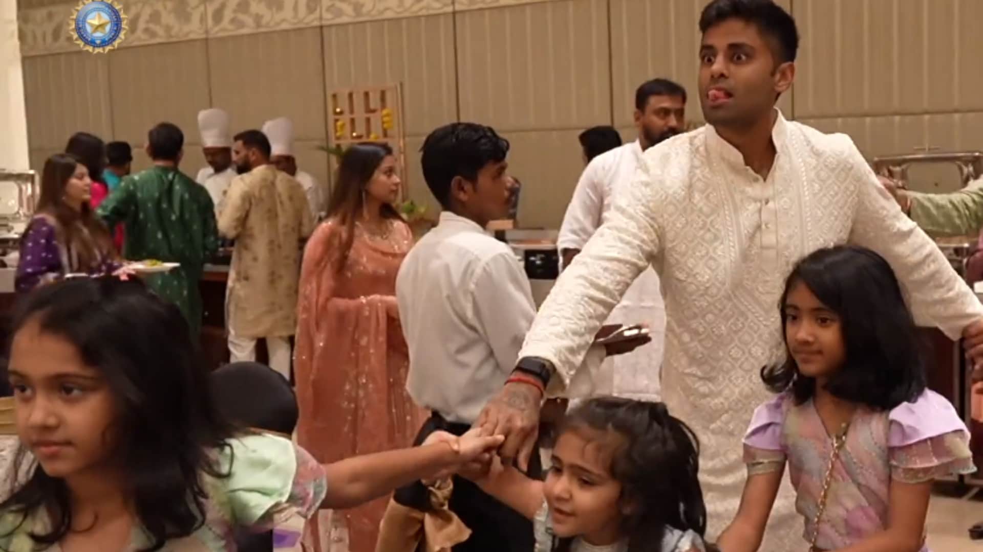 VIDEO: Indian players united in Diwali party with wives and children, Virat Anushka Rohit Ritika Photo WC 2023