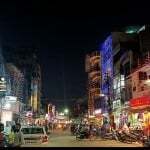 रंग-बिरंगी रोशनी से नहाया शहर