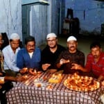 मुंशी राम की देहरी पर दीप जलाते मुस्लिम समाज के लोग