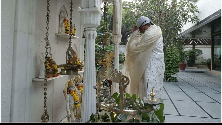 Amitabh Bachchan seeks God blessings on Diwali extends warm wishes to fans Big B Shares Post On Social Media