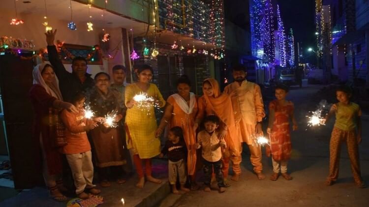 Diwali 2023: घर पहुंचने के लिए पीतल नगरी बस अड्डे पर उमड़ा सैलाब, बस अड्डों पर भाग दौड़ करते रहे लाेग
