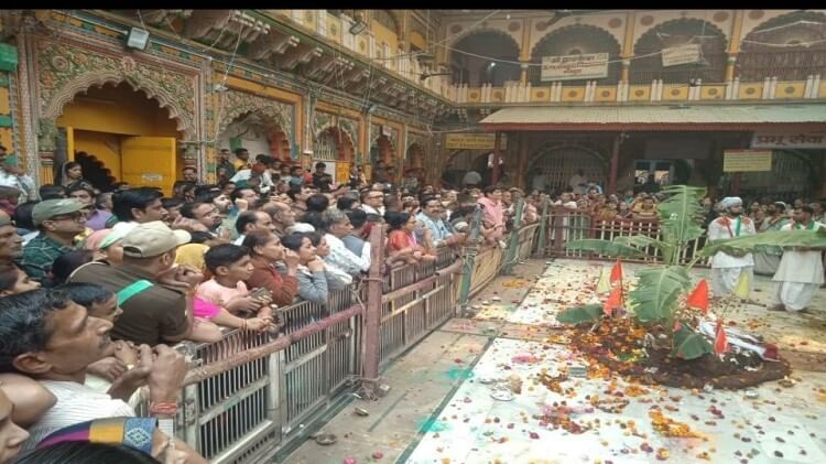 मथुरा: श्रीद्वारिकधीश मंदिर में हुई गोवर्धन पूजा, बड़ी संख्या में पहुंचे श्रद्धालु; किए ठाकुरजी के दर्शन