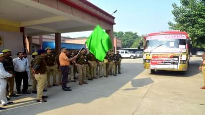 अलीगढ़ कमिश्नर हरी झंडी दिखाकर होमगार्डस की बस को रवाना करते हुए