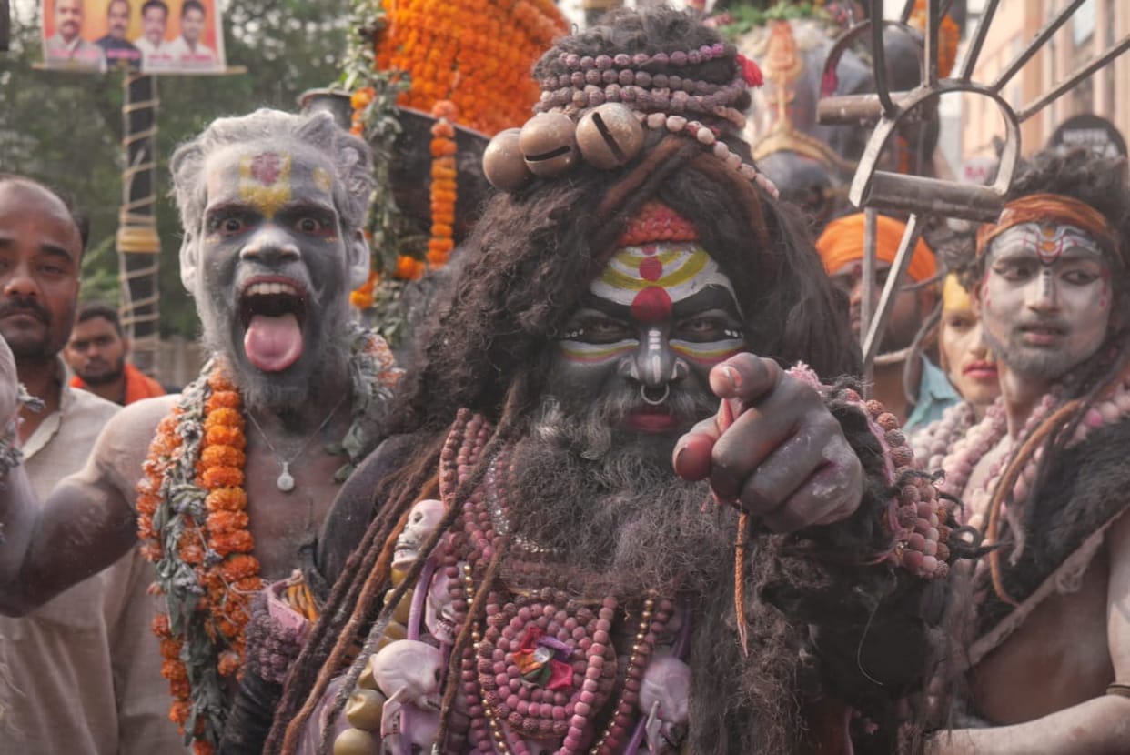 See the grand procession in the pictures, people kept watching when Bhole's relatives took to the streets.