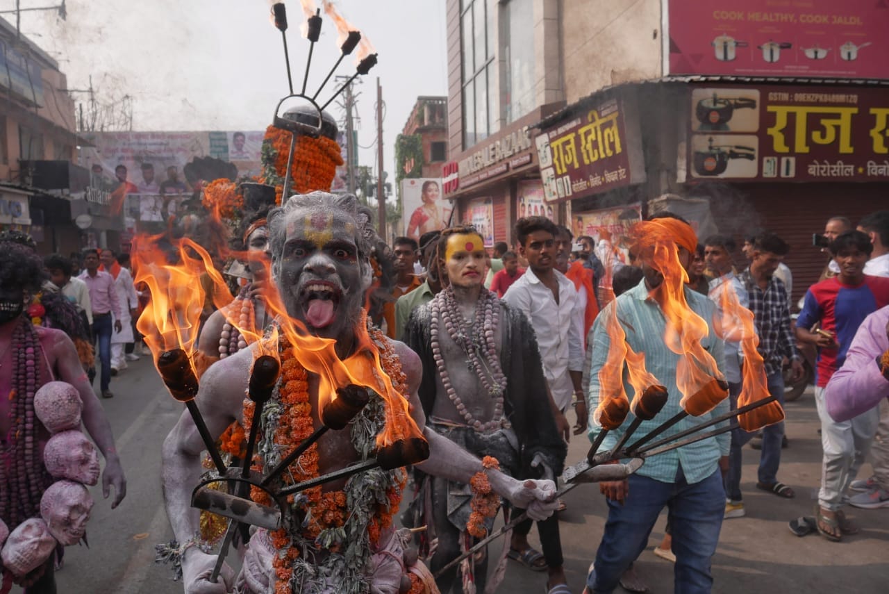 See the grand procession in the pictures, people kept watching when Bhole's relatives took to the streets.