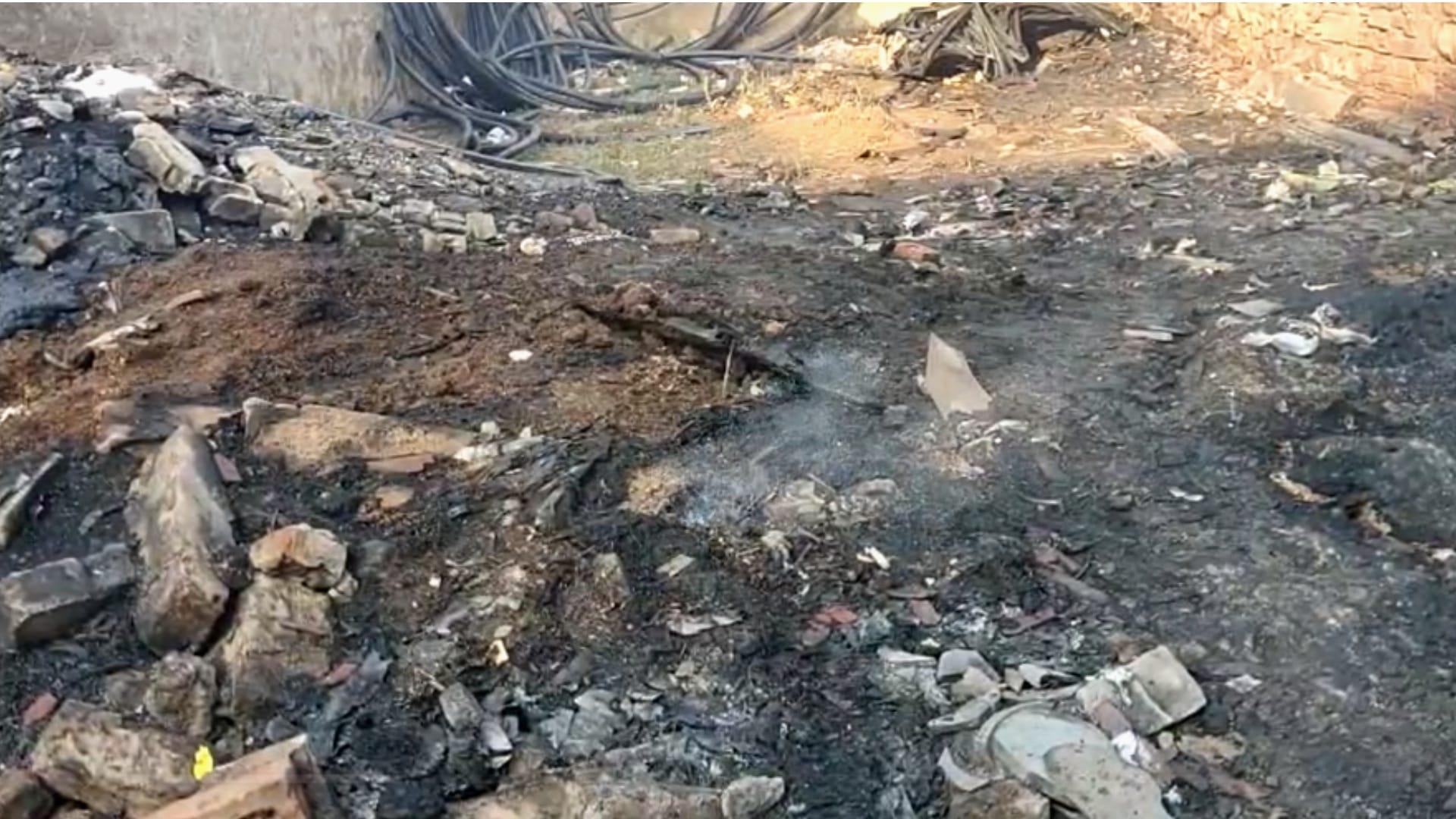 चिंगारी से पीवीसी पाइप के गोदाम में लगी आग