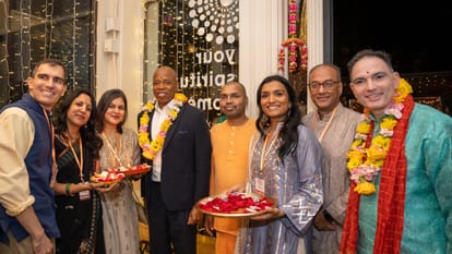 Diwali in America: न्यूयॉर्क के स्कूलों में दिवाली पर रहेगी छुट्टी, गवर्नर होचुल ने कानून पर किए हस्ताक्षर NY State Governor Hochul signs legislation making Diwali a holiday in NYC public schools
