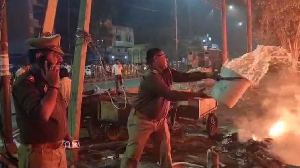 Moradabad: Firecracker fell slums, 12 kutcha houses burnt ashes, many fire engines reached spot
