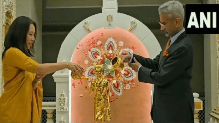 EAM Jaishankar offers prayers at BAPS Shri Swaminarayan Mandir in London