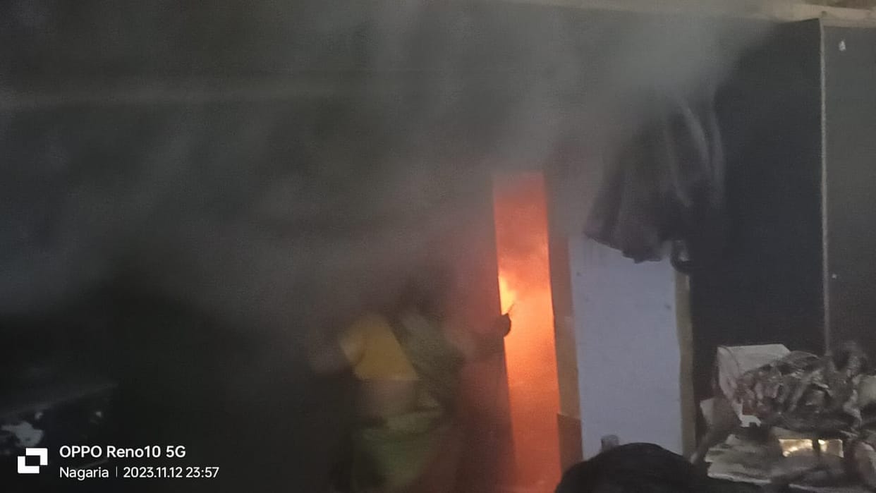 Fire broke out in clothes shop due to unknown reasons, loss worth lakhs, people brought it under control