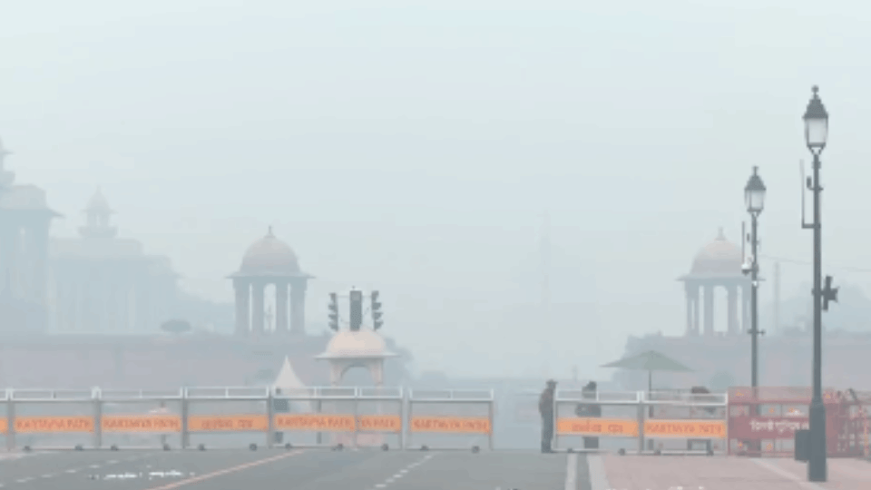 Air Pollution in Delhi NCR: Delhi, Noida, Ghaziabad and Gurugram Photos After Diwali Last Night