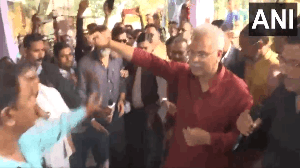 कोड़े खाते मुख्यमंत्री भूपेश बघेल