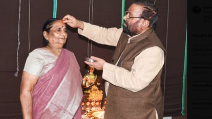 Swami Prasad: स्वामी प्रसाद ने माता लक्ष्मी पर दिया विवादित बयान, बोले- चार हाथ वाला बच्चा आज तक पैदा नहीं हुआ Swami Prasad Maurya gives a controversial statement on Goddess Laxmi.