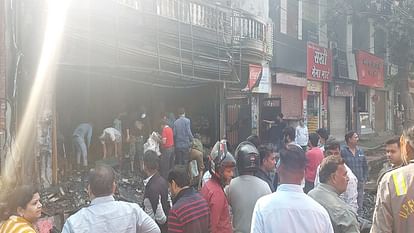 massive fire broke out in Awas Vikas Colony mini Mall family trapped in flames