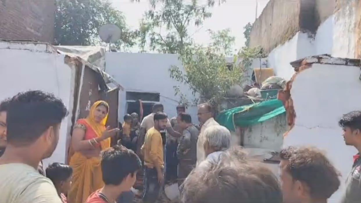 MP News: Uncontrolled car enters house in Shivpuri; A woman died, a seriously injured child admitted