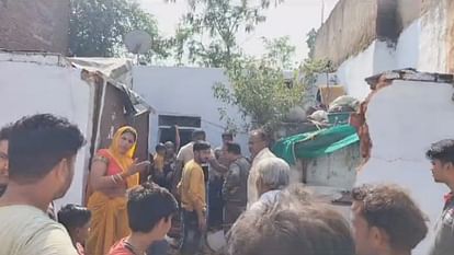 MP News: शिवपुरी में अनियंत्रित कार मकान में घुसी; एक महिला की मौत, गंभीर घायल बच्चा जिला अस्पताल में भर्ती MP News: Uncontrolled car enters house in Shivpuri; A woman died, a seriously injured child admitted
