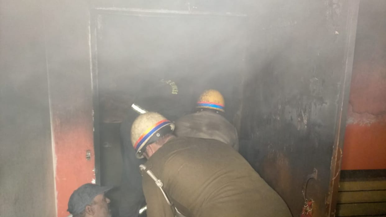 Fire break out in house by lamp on Diwal in Muzaffarnagar and family suffered loss of lakhs rupees