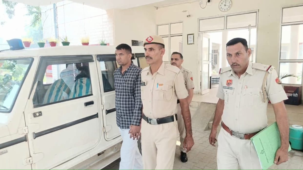 Mahendragarh: When stopped at the checkpoint, the car driver beat up the SI, tore his uniform