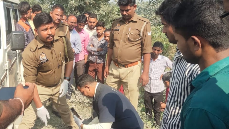 young man dead body found hanging from tree outside the village in Shahjahanpur
