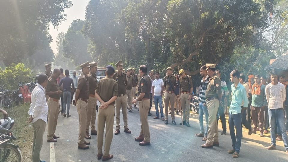 angry family members blocked the road after man dies in accident in Lakhimpur kheri