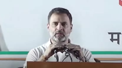 भोपाल में नुक्कड़ सभा के दौरान कांग्रेस नेता राहुल गांधी