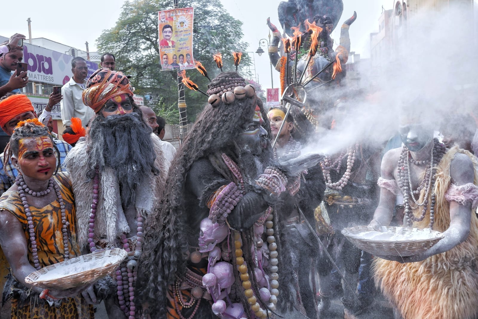 See the grand procession in the pictures, people kept watching when Bhole's relatives took to the streets.