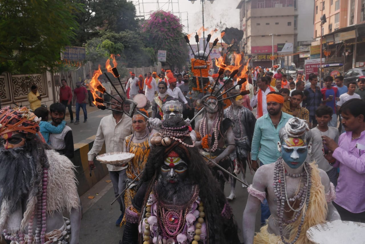 See the grand procession in the pictures, people kept watching when Bhole's relatives took to the streets.
