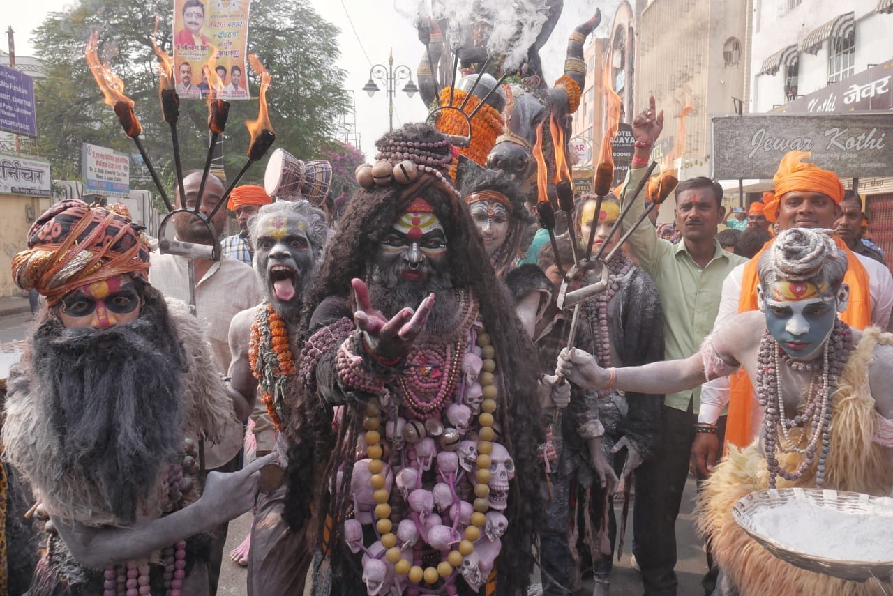 See the grand procession in the pictures, people kept watching when Bhole's relatives took to the streets.