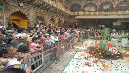 मथुरा: श्रीद्वारिकधीश मंदिर में हुई गोवर्धन पूजा, बड़ी संख्या में पहुंचे श्रद्धालु; किए ठाकुरजी के दर्शन Govardhan Puja held in Sridwarikadhish temple devotees arrived in large numbers darshan of Thakurji