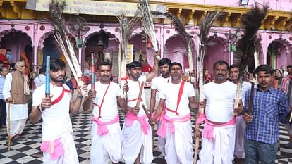 Tribal Moniya devotees of Jharkhand danced with peacock in Vrindavan