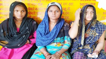 Two groups pelted stones when firecrackers caught fire in budaun