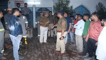 आइसक्रीम की फैक्ट्री में अमोनिया गैस रिसने पर जांच करते फायर ब्रिगेड अधिकारी
