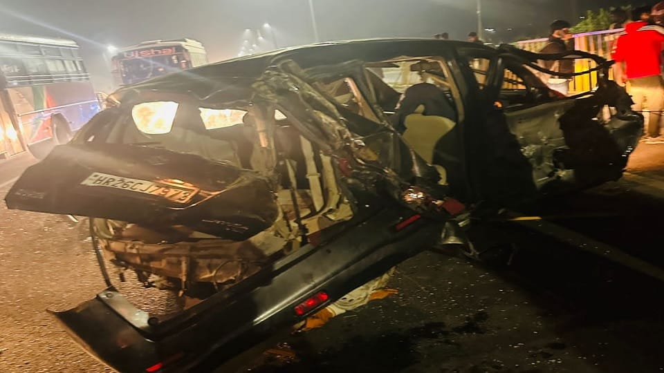 UP: Major accident Delhi Highway, car overturned after hitting divider, two laborers from Bareilly died; three