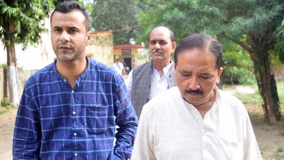 Sitapur: Elder son Adeeb arrived to meet father Azam Khan