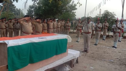 Bihar News: घर के इकलौता कमाऊ पूत थे बिहार पुलिस के शहीद दारोगा प्रभात रंजन; 10 घंटे से अपनों के इंतजार में शव Bihar Police Sub inspector killed by sand mafia in jamui bihar, only earning member of family from vaishali