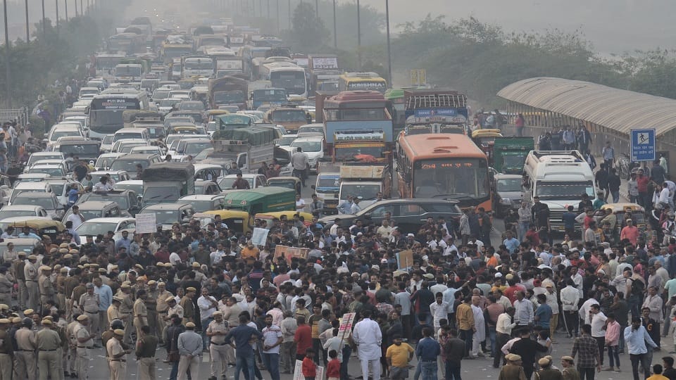 People angry over house demolition notice demonstrated on Outer Ring Road