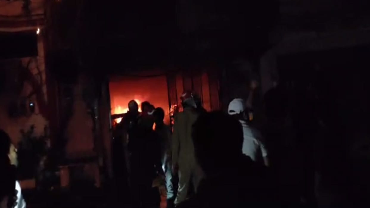 Fire broke out in a residential building in Delhi five people jumped from balcony to save their lives 26 saved