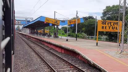 Goods train carriage mounted on platform at Betul railway station; Railway power line broken, traffic disrupt