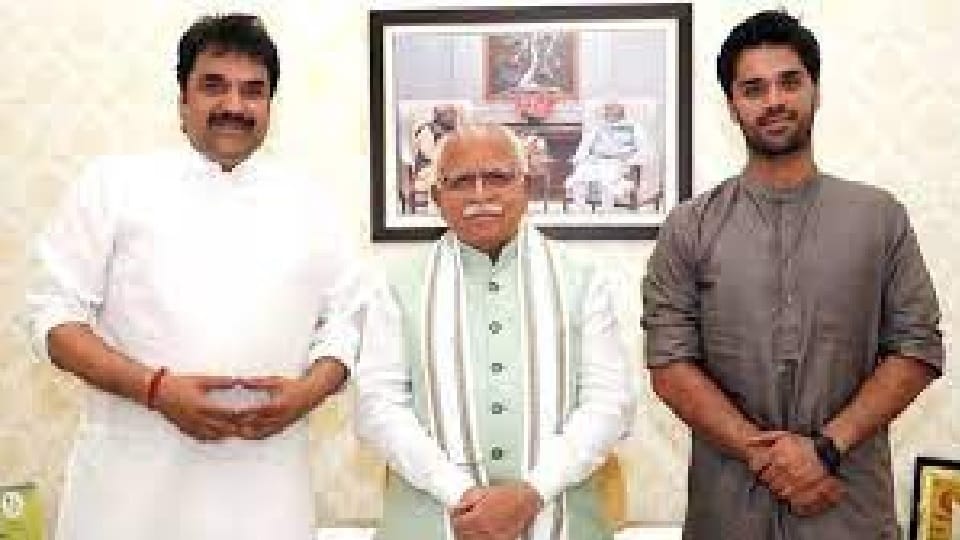 Veterans of politics were seen gauging the pulse of supporters on the pretext of Diwali