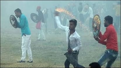 Hingot Festival: इंदौर में हिंगोट के दौरान 35 घायल, जानें पड़वा के दिन खेला जाने वाला पारंपरिक 'युद्ध' क्या है several injured during Hingot festival in Indore marked by throwing of flaming gunpowder-filled fruits