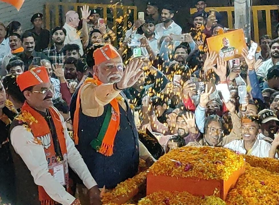 MP Eection 2023: Prime Minister Modi's mega road show on Saffron Dhim held in Indore, Modi-Modi slogans echoed