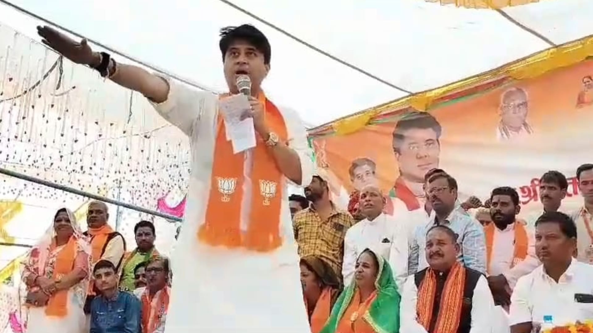 जनसभा को संबोधित करते सिंधिया