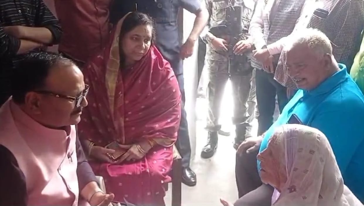Deputy CMs aunt got burnt while lighting the bonfire, admitted to Kanpur Halt in critical condition