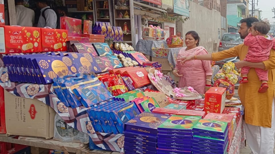 Chocolate and dry fruits packs became the first choice of sisters for Bhai Dooj