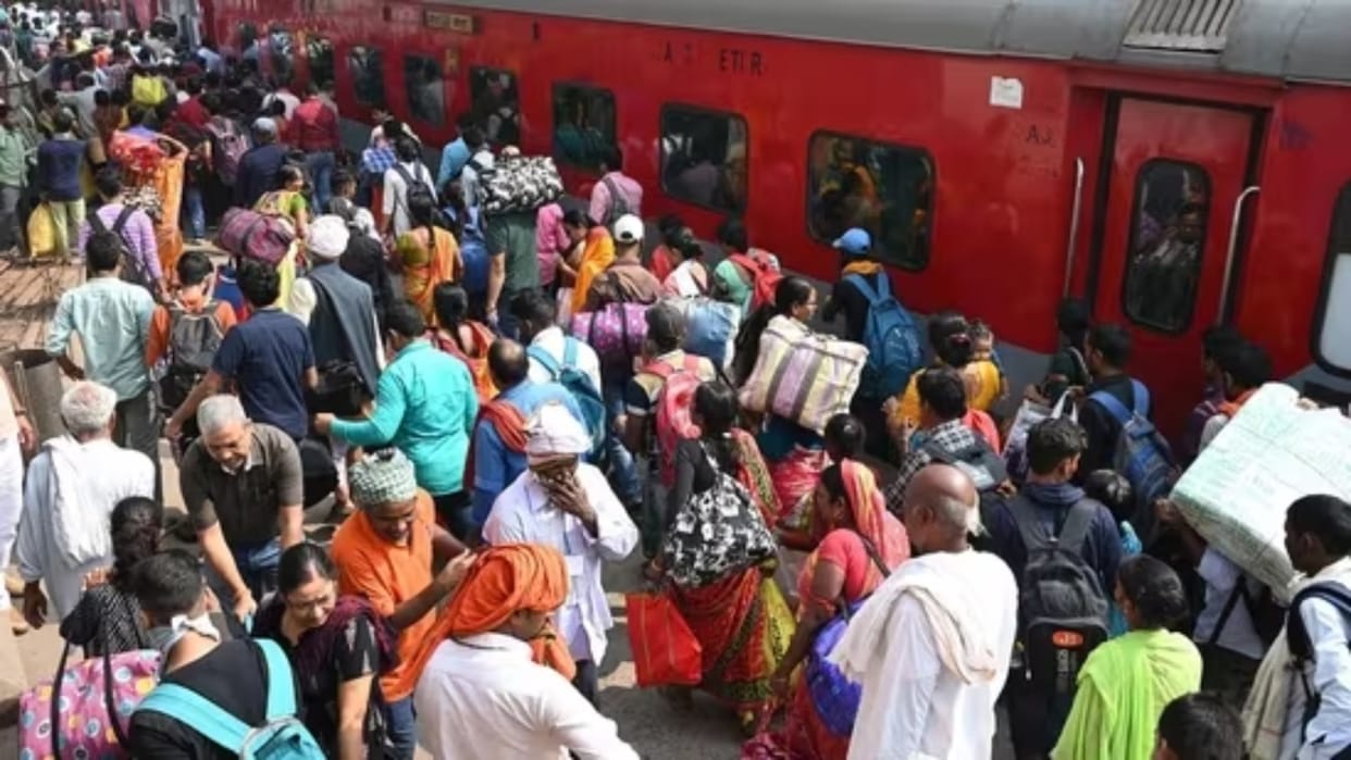 Lokmanya Tilak Terminus Huge crowd gathers board train ahead Chhath