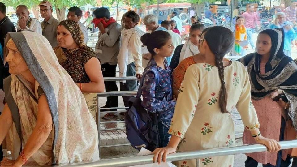 girl died before reaching hospital who suffering from stomach ache in Mainpuri