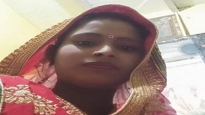 Hathras News: विवाहिता का फंदे पर लटका मिला शव, हत्या का आरोप, आरोपी फरार Married woman dead body found hanging in sadabad